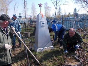Камскоустьинские сотрудники полиции прибрались на могилах ветеранов - Похоронный портал