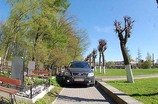 Петербуржец умудрился припарковать Volvo на Серафимовском кладбище. - Похоронный портал