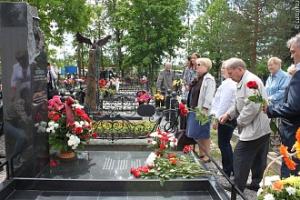 Надгробный памятник художнику Владимиру Корбакову открыли на Пошехонском кладбище в Вологде - Похоронный портал
