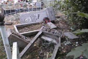 На Славянском кладбище Краснодара неизвестные повредили памятник ветеранов ВОВ (видео) - Похоронный портал