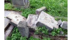 Новый случай осквернения могил на кладбище расследуют во Франции - Похоронный портал