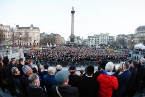 В Лондоне сотни человек почтили память погибших при теракте (фото) - Похоронный портал