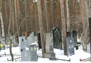 Два школьника на спор устроили погром на кладбище под Серовом - Похоронный портал