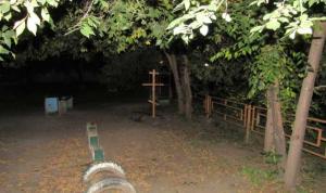 Могила с крестом во дворе жилого дома шокировала южноуральцев - Похоронный портал