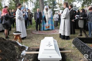 Тефтелев бросил горсть земли на гроб бывшего градоначальника Челябинска - Похоронный портал