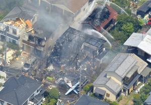 Легкий самолет упал на жилые дома в Токио - Похоронный портал