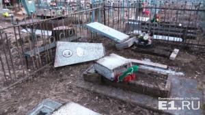 В Нижней Салде трое подростков, гуляя по кладбищу, разгромили более 50 надгробных плит - Похоронный портал