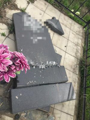 Вандалы разрушили около 100 надгробий на старейшем кладбище Казани - Похоронный портал
