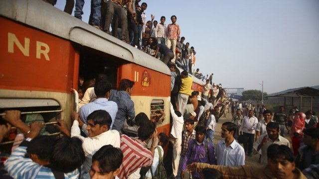 Поезд в Индии сбил толпу людей - Похоронный портал