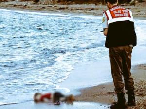 Мертвых сирийских детей выбросило на пляж элитного турецкого курорта - Похоронный портал