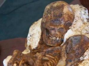 Удивительная находка археологов: окаменевшая женщина с ребенком - Похоронный портал