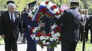 К памятному знаку "Дух Эльбы" на Арлингтонском кладбище под Вашингтоном возложили венки - Похоронный портал