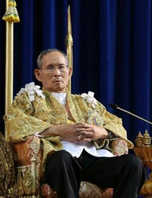 Жители Таиланда прощаются с королем Пумипоном Адульядетом - Похоронный портал