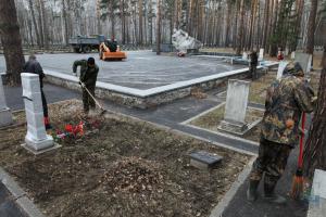 Волонтеры позвали горожан навести порядок на могилах ветеранов - Похоронный портал