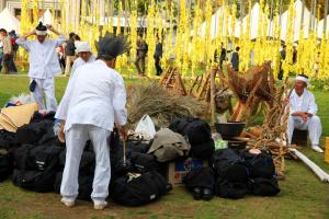 Жёлтые ленты наводнили Цзяньли в память о жертвах - Похоронный портал