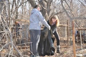 Волонтеры призвали новосибирцев помочь убрать мусор заброшенных могил ветеранов перед 9 мая - Похоронный портал
