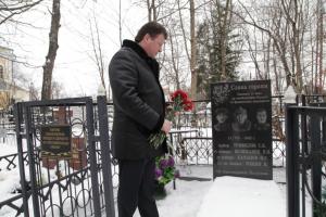 Городской глова Константин Горобцов возложил цветы на могилу танкистов-освободителей Калуги - Похоронный портал