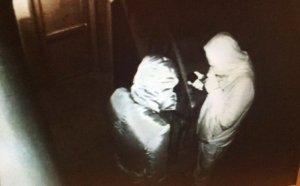 Камера наблюдения сняла вандалов-"похоронщиков", которые исписали подъезд в Екатеринбурге - Похоронный портал