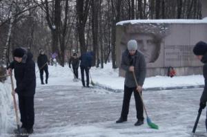 Рязанские школьники очистили от снега воинские памятники и мемориалы - Похоронный портал
