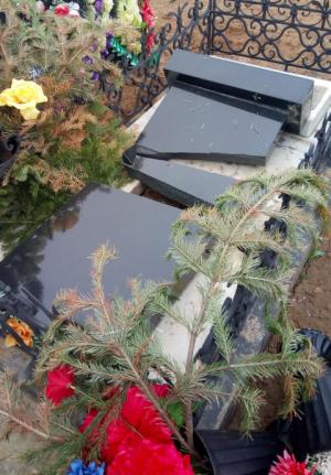 На астраханском кладбище вандалы разрушили 30 памятников - Похоронный портал