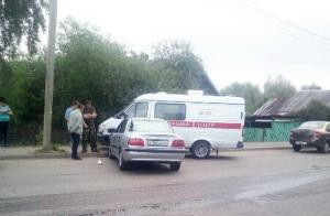 В Великом Новгороде водитель легковушки взял на таран катафалк - Похоронный портал