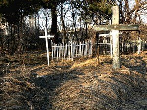 В Курганской области браконьер пытался спрятаться от преследования на кладбище - Похоронный портал
