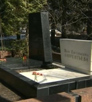 В Новосибирске осквернили памятник на могиле основателя Академгородка - Похоронный портал