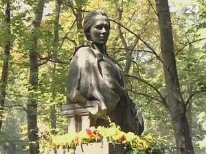 В Киеве вандалы разграбили могилу Леси Украинки - Похоронный портал