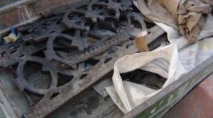 Мужчина сдал на металлолом оградку могилы с кладбища в Новоалтайске - Похоронный портал