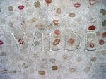 Памятник на могиле Оскара Уайльда защитили от поцелуев - Похоронный портал
