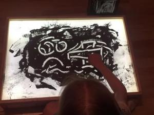 Ролик о девочке, рисующей прахом прадеда, оказался рекламой фильма - Похоронный портал