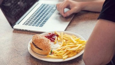 Ученые: Обедать за компьютером вредно для здоровья
