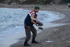 У берегов Турции погибли 22 сирийских беженца - Похоронный портал