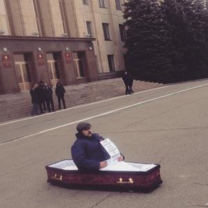 Организатор «пикета в гробу» на площади Ленина заплатит 20 тысяч рублей штрафа - Похоронный портал