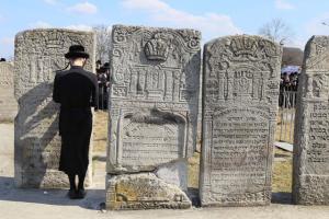 На Украине подожгли молитвенный павильон на могиле цадика - Похоронный портал