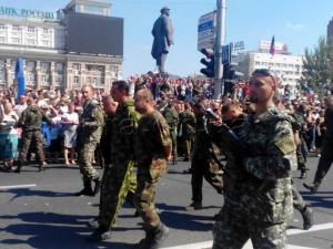 По центру Донецка ДНР провели 50 украинских пленных - Похоронный портал