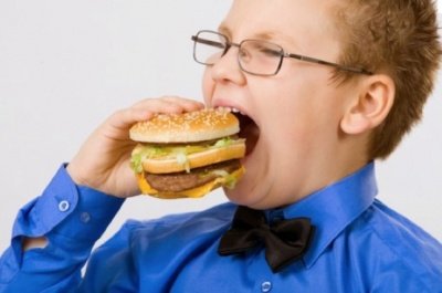 Исследование: Половина родителей сама провоцирует ожирение у детей