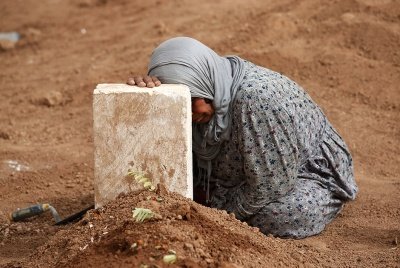 Курдская мать на могиле сына