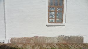 В Болгаре вандалы замазали цементом надгробные плиты в основании Успенской церкви - Похоронный портал