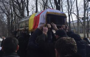 Гроб с телом Тамералана Агузарова вынесли на Театральную площадь... - Похоронный портал