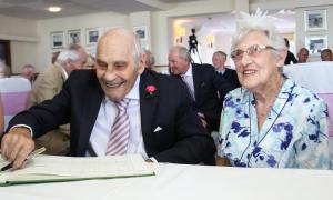 Британская пара молодоженов признана старейшей на Земле - Похоронный портал