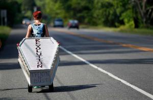 В США женщина с гробом на колёсиках пешком пройдёт более ста километров - Похоронный портал