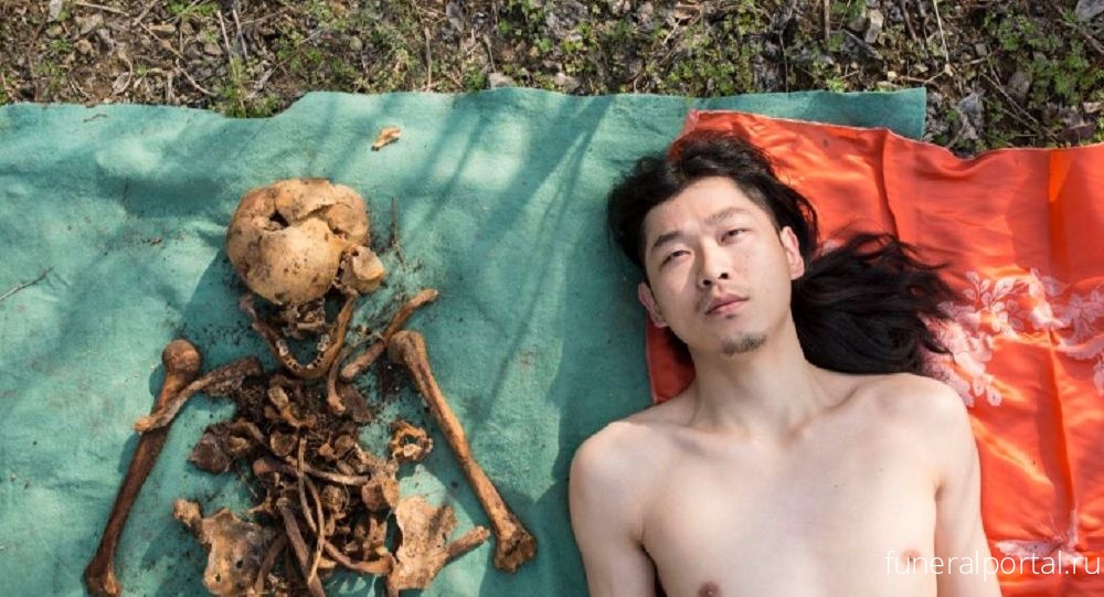 Китайский художник достал из могилы скелет отца, чтобы сфотографироваться - Похоронный портал