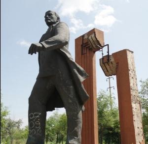 В Темиртау вандалы обстреляли памятник Ленину - Похоронный портал