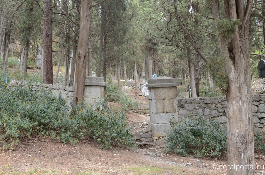 Алупка. Старинное кладбище на ЮБК оказалось всеми забытым