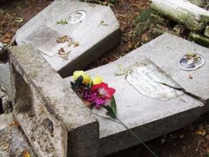 9 могил и памятников на кладбище уничтожил житель Талицы в Каменске-Уральском: среди них были и захоронения ветеранов ВОВ - Похоронный портал