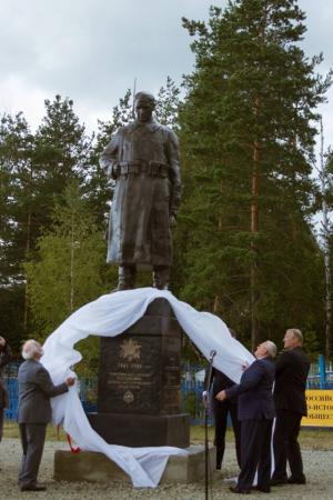 В Инзе установили памятник Советскому солдату - Похоронный портал
