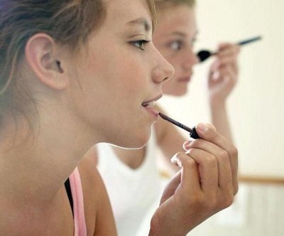 Ученые сообщили об опасности косметики для здоровья молодых женщин‍
