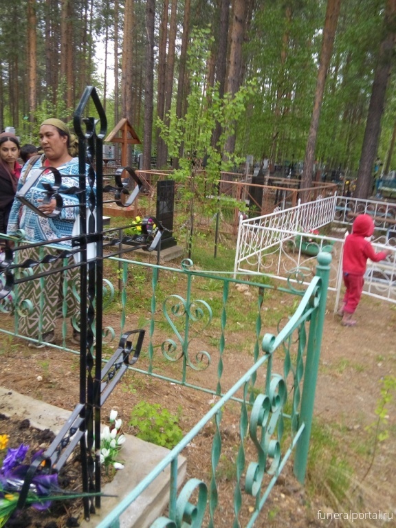 Ухтинец об иностранцах на кладбище: шныряют по могилам, смотрят, чем поживиться - Похоронный портал