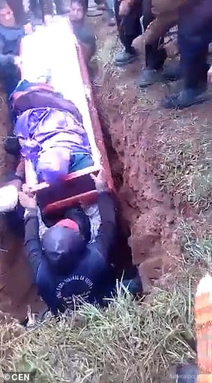 Во время похорон выронили тело из гроба - Похоронный портал